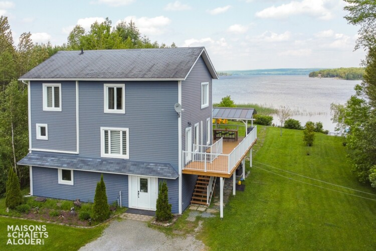 Façade du Chalet en location Le Saphir à Chaudière-Appalaches, chalet au bord de l'eau à Beaulac-Garthby