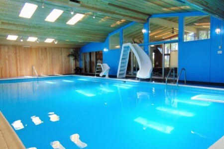 Piscine intérieur du Chalet à louer Chalet Monarque au Centre-Du-Québec, chalet avec piscine à Nicolet