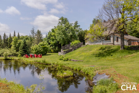 Vue de l’étang du Chalet à louer Le Manoir dans Les Laurentides, chalet avec piscine à Val-des-lacs