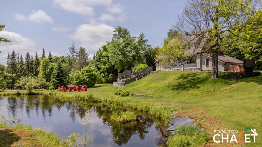 Vue de l’étang du Chalet à louer Le Manoir dans Les Laurentides, chalet avec piscine à Val-des-lacs