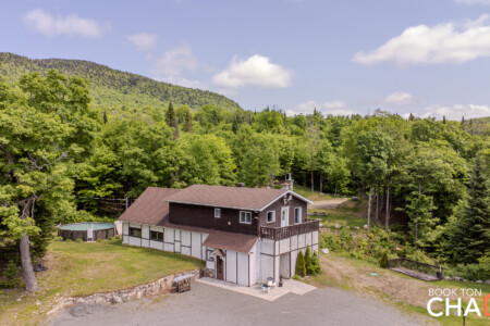 Façade vue en vol d’oiseau du Chalet à louer Le Suisse en Laurentides, chalet à louer avec piscine à Val-des-lacs