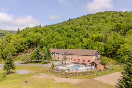 Vue en vol d'oiseau Chalet à louer Chalet du Rocher dans les Laurentides, chalet avec piscine à Val-des-Lacs.