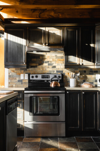 Cuisinière du Chalet en location Saïra à Lanaudière, chalet avec spa et sauna à Notre-Dame-de-la-Merci.
