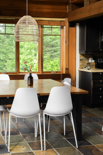Chaises et table à manger du Chalet en location Saïra à Lanaudière, chalet avec spa et sauna à Notre-Dame-de-la-Merci, sur le site de Chalet à rabais.