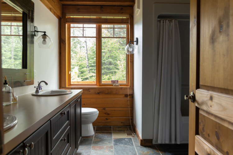 Salle de bain du Chalet à louer Saïra à Lanaudière, chalet avec spa et sauna à Notre-Dame-de-la-Merci.