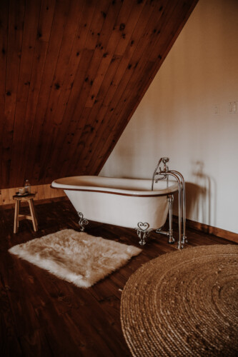 Bain du pied avec un tapis de fourrure du Chalet en location Saïra à Lanaudière, chalet avec spa et sauna à Notre-Dame-de-la-Merci.