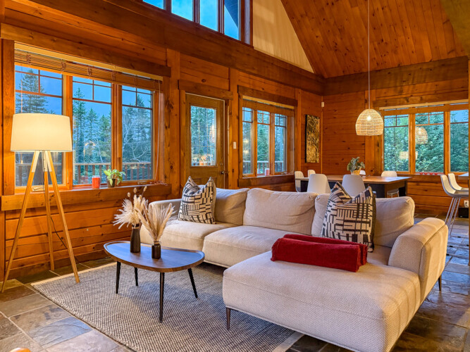 Salon du Chalet à louer Saïra à Lanaudière, chalet avec spa et sauna à Notre-Dame-de-la-Merci.