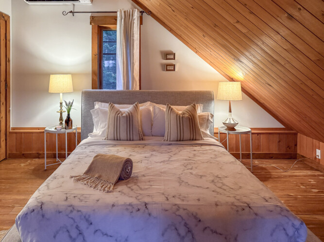 Chambre dans un pignon du Chalet à louer Saïra à Lanaudière, chalet avec spa et sauna à Notre-Dame-de-la-Merci.