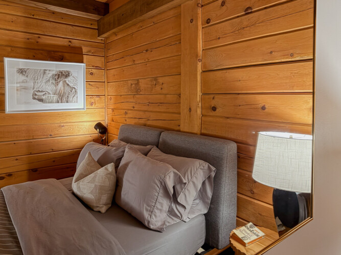 Chambre avec tête de lit en tissus du Chalet à louer Saïra à Lanaudière, chalet avec spa et sauna à Notre-Dame-de-la-Merci.