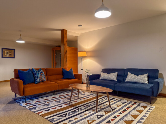 Salon du sous-sol du Chalet à louer Saïra à Lanaudière, chalet avec spa et sauna à Notre-Dame-de-la-Merci.