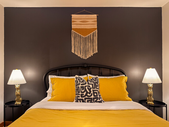 Chambre avec lit jaune du Chalet en location Saïra à Lanaudière, chalet avec spa et sauna à Notre-Dame-de-la-Merci.