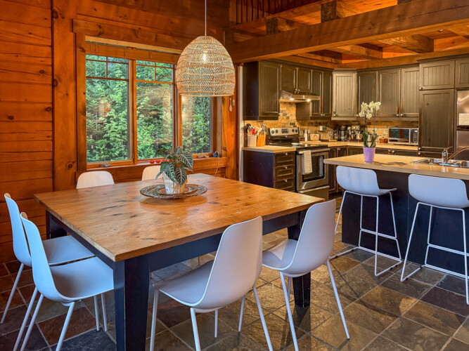 Table à manger du Chalet à louer Saïra à Lanaudière, chalet avec spa et sauna à Notre-Dame-de-la-Merci.