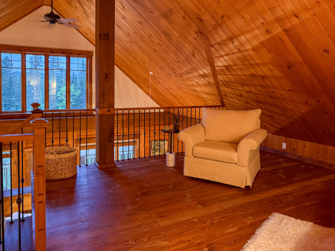 Sofa sur la mezzanine du Chalet à louer Saïra à Lanaudière, chalet avec spa et sauna à Notre-Dame-de-la-Merci.