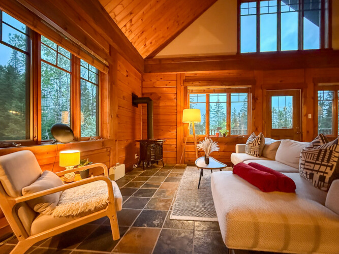 Salon avec poile à bois du Chalet à louer Saïra à Lanaudière, chalet avec spa et sauna à Notre-Dame-de-la-Merci.