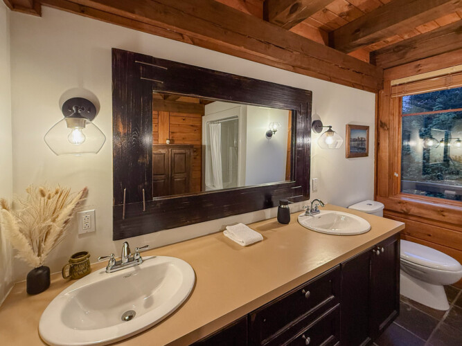 Salle de bain avec deux lavabos du Chalet en location Saïra à Lanaudière, chalet avec spa et sauna à Notre-Dame-de-la-Merci.