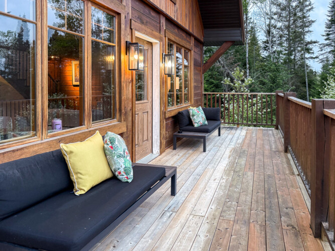 Mobilier de jardin sur le balcon du Chalet à louer Saïra à Lanaudière, chalet avec spa et sauna à Notre-Dame-de-la-Merci.