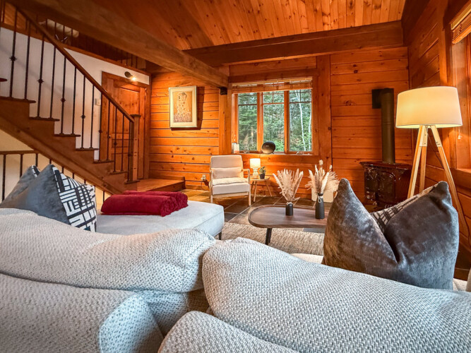 Sofa du Chalet à louer Saïra à Lanaudière, chalet avec spa et sauna à Notre-Dame-de-la-Merci.