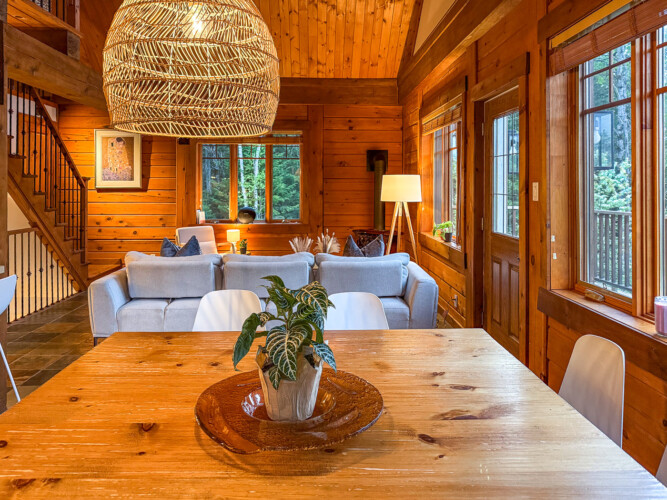 Table et sofa du Chalet en location Saïra à Lanaudière, chalet avec spa et sauna à Notre-Dame-de-la-Merci.