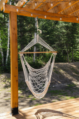 Chaise hamac du Chalet en location Saïra à Lanaudière, chalet avec spa et sauna à Notre-Dame-de-la-Merci.