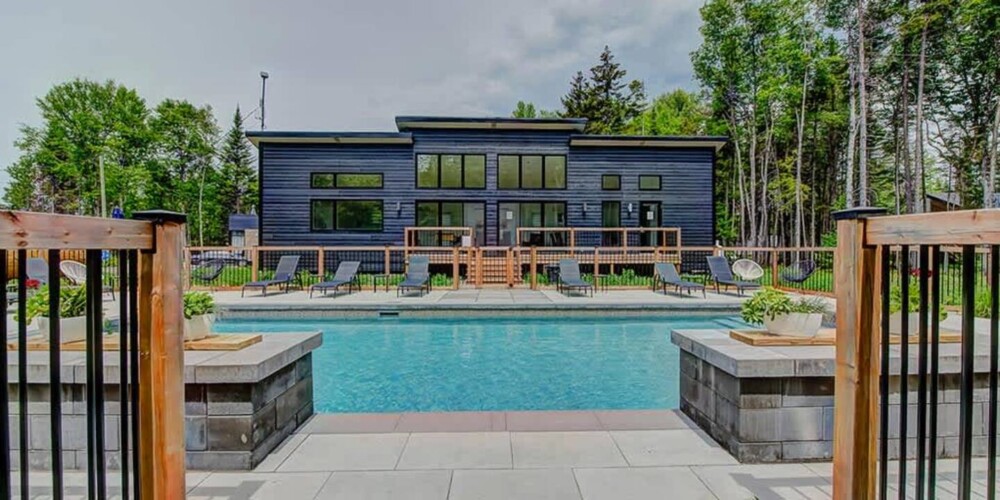 Façade et piscine creusée du chalet à louer Pour les amateurs de golf et de plein air dans la région de Québec, chalet avec piscine à Pont-Rouge.