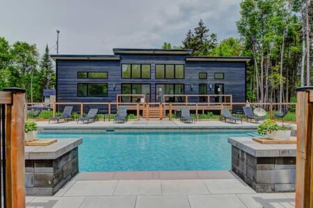 Façade du chalet à louer Pour les amateurs de golf et de plein air dans la région de Québec, chalet avec piscine à Pont-Rouge