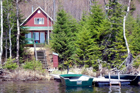 Façade vue du lac du Chalet à louer Chalet sur le bord de l’eau à Lanaudière, chalet au bord de l'eau à Saint-Zénon