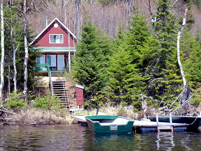 Façade vue du lac du Chalet à louer Chalet sur le bord de l’eau à Lanaudière, chalet au bord de l'eau à Saint-Zénon