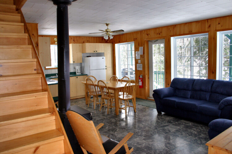 Air commun du lac du Chalet à louer Chalet sur le bord de l’eau à Lanaudière, chalet au bord de l'eau à Saint-Zénon
