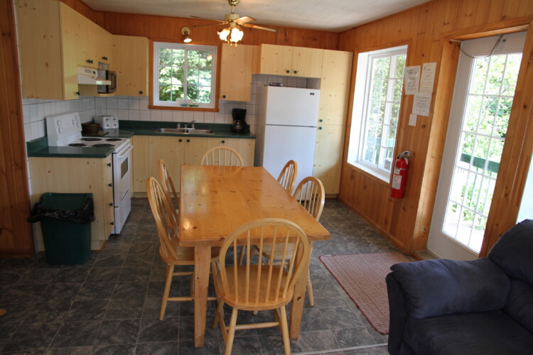 Table à manger du Chalet en location Chalet sur le bord de l’eau à Lanaudière, chalet au bord de l'eau à Saint-Zénon