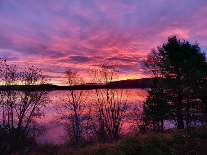 Coucher de soleil sur le lac du Chalet en location Chalet sur le bord de l’eau à Lanaudière, chalet au bord de l'eau à Saint-Zénon