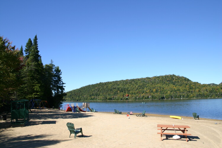 Plage de sable près du Chalet à louer Chalet sur le bord de l’eau à Lanaudière, chalet au bord de l'eau à Saint-Zénon
