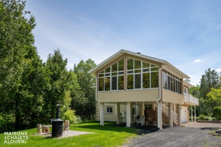 Façade du Chalet à louer L’Escapade d’Adstock à Chaudière-Appalaches, chalet avec spa à Adstock.