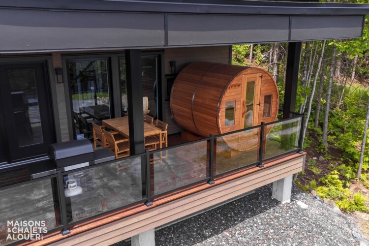 Terrasse avec Sauna du Chalet à louer Le Skieur Adstock à Chaudière-Appalaches, chalet avec sauna à Adstock.