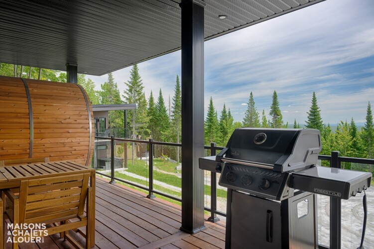 BBQ sur la terrasse du Chalet en location Le Skieur Adstock à Chaudière-Appalaches, chalet avec sauna à Adstock.