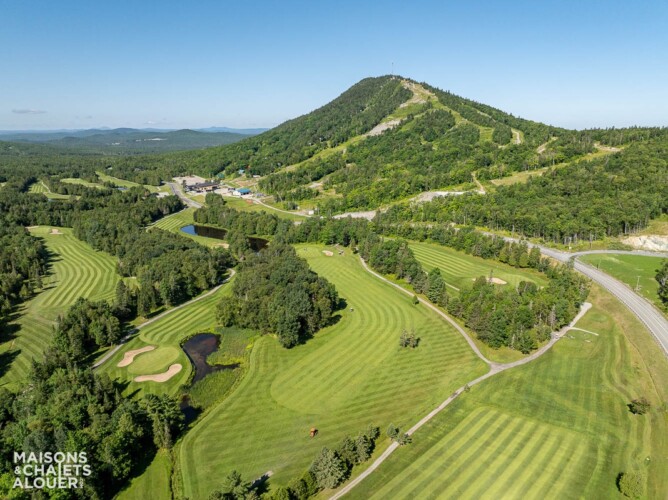 Club de golf à proximité du Chalet en location Le Skieur Adstock à Chaudière-Appalaches, chalet avec sauna à Adstock.