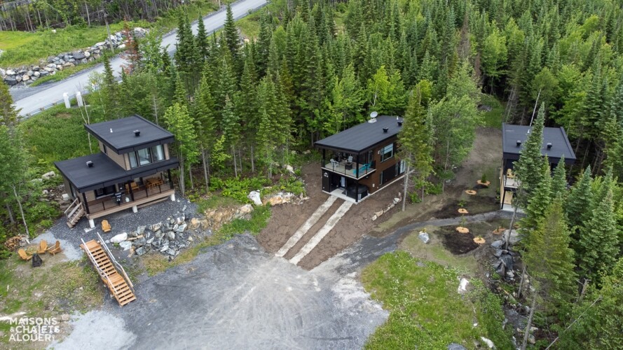 Vue aérienne des chalets environnants du Chalet à louer Le Skieur Adstock à Chaudière-Appalaches, chalet avec sauna à Adstock.