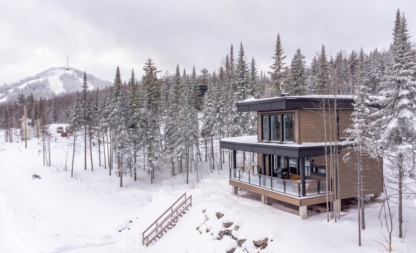 Vue sous un autre angle en hiver du Chalet en location Le Skieur Adstock à Chaudière-Appalaches, chalet avec sauna à Adstock.
