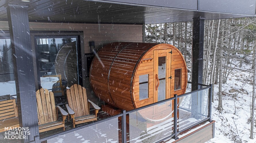 Balcon et Sauna en hiver au Chalet à louer Le Skieur Adstock à Chaudière-Appalaches, chalet avec sauna à Adstock.