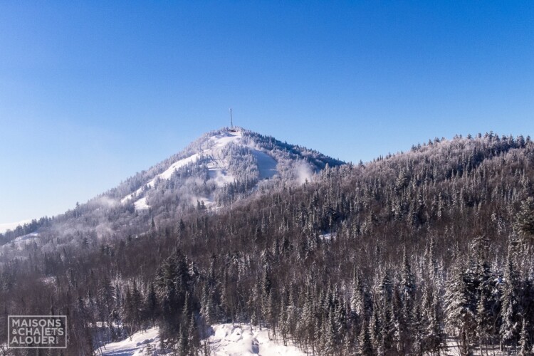 Vue panoramique sur les pistes de ski à proximité du Chalet en location Le Skieur Adstock à Chaudière-Appalaches, chalet avec sauna à Adstock.