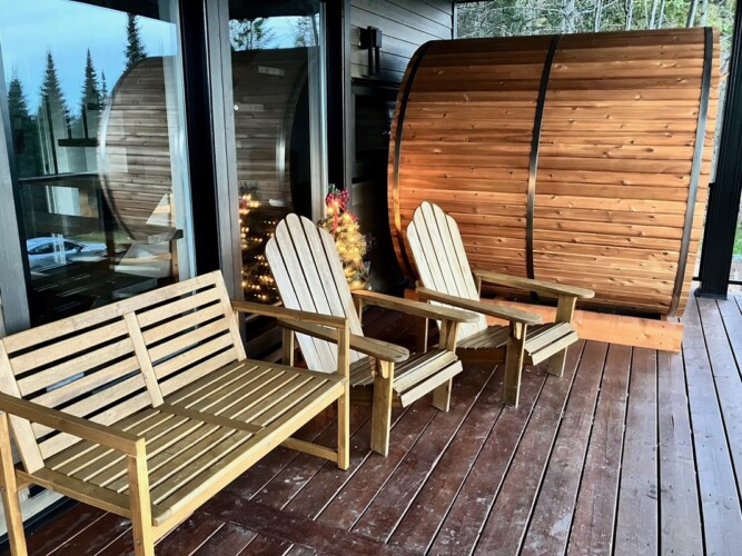Assises en bois sur le balcon du Chalet à louer Le Skieur Adstock à Chaudière-Appalaches, chalet avec sauna à Adstock.