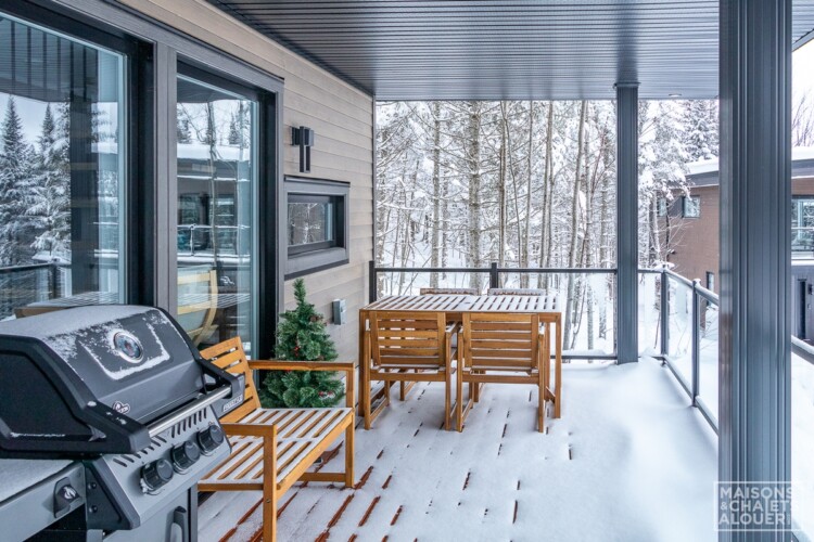 BBQ et assises sur le balcon en hiver du Chalet en location Le Skieur Adstock à Chaudière-Appalaches, chalet avec sauna à Adstock, sur le site de Chalet à Rabais.