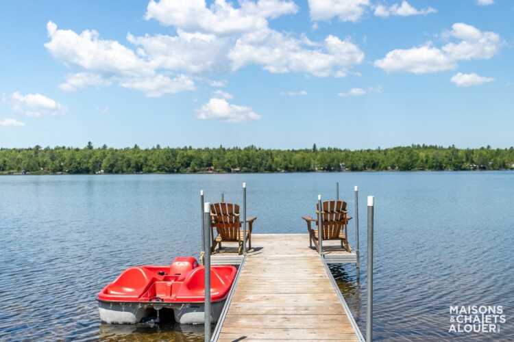 Quai du Chalet à louer Le Grand Duc en Estrie, chalet au bord de l'eau avec spa à Lambton.