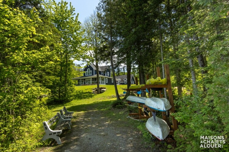 Embarcations nautiques et 2 bancs du Chalet à louer Le Grand Duc en Estrie, chalet au bord de l'eau avec spa à Lambton.