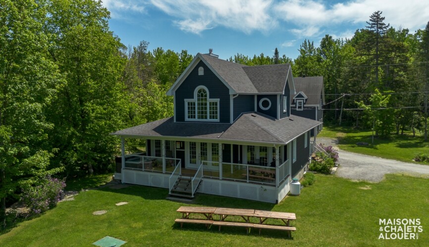 Façade vue des airs du Chalet en location Le Grand Duc en Estrie, chalet au bord de l'eau avec spa à Lambton.