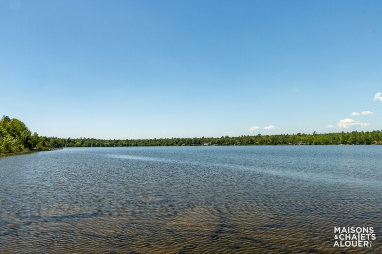 Photo panoramique du lac au Chalet en location Le Grand Duc en Estrie, chalet au bord de l'eau avec spa à Lambton.