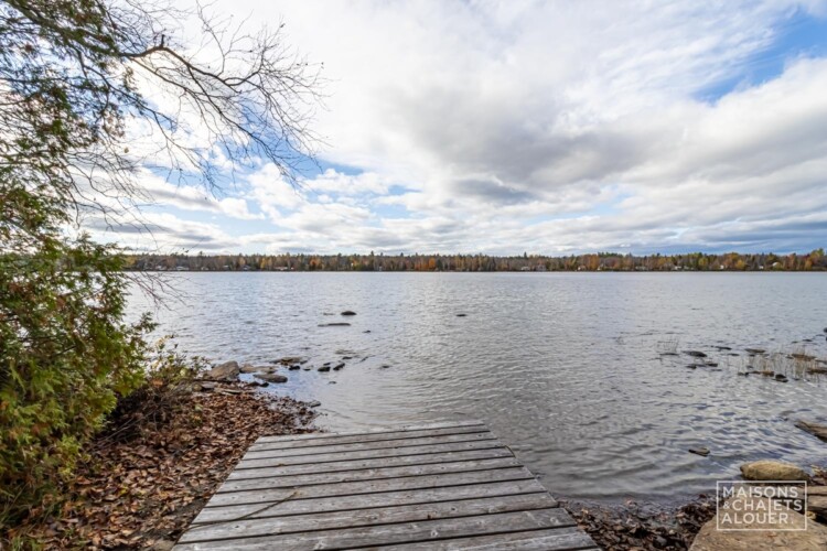 Quai du Chalet à louer Le Grand Duc en Estrie, chalet au bord de l'eau avec spa à Lambton.