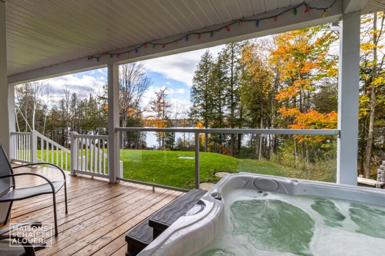Jacuzzi sur la terrasse du Chalet en location Le Grand Duc en Estrie, chalet au bord de l'eau avec spa à Lambton.
