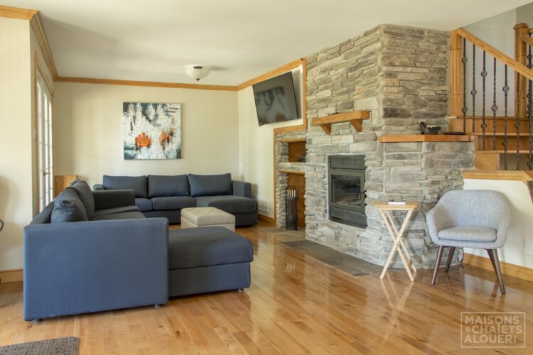 Salon du Chalet à louer Le Grand Duc en Estrie, chalet au bord de l'eau avec spa à Lambton.