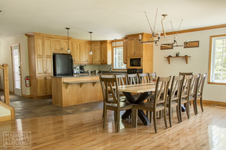 Salle à manger du Chalet à louer Le Grand Duc en Estrie, chalet au bord de l'eau avec spa à Lambton.