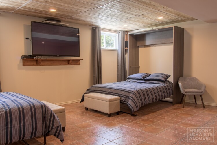 Chambre avec 2 lits escamotables du Chalet à louer Le Grand Duc en Estrie, chalet au bord de l'eau avec spa à Lambton.